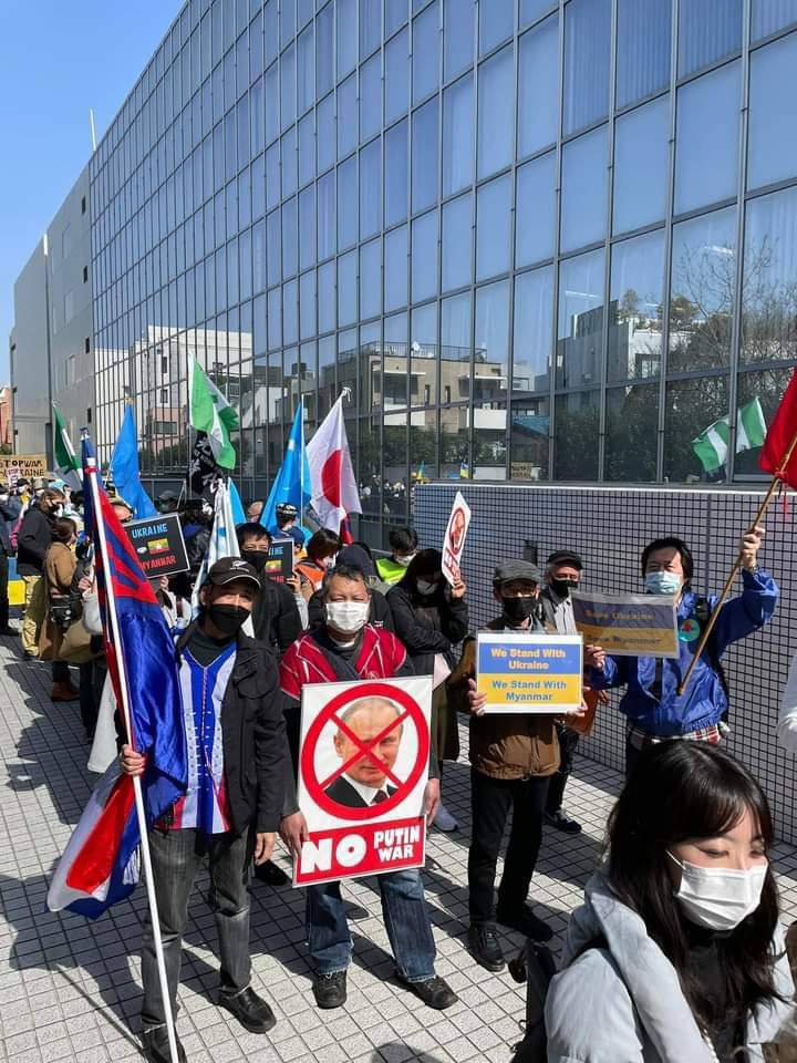 2021Revtweets's tweet photo. Burmese nationalities protested against military junta in front of the 
@UN in Tokyo, and demonstrate their solidarity with the nation of #Ukraine and Burma.
#MassacreInMyanmarByJunta
#2022Mar6Coup
#WhatsHappeningInMyanmar https://t.co/ymeYGQBXWY