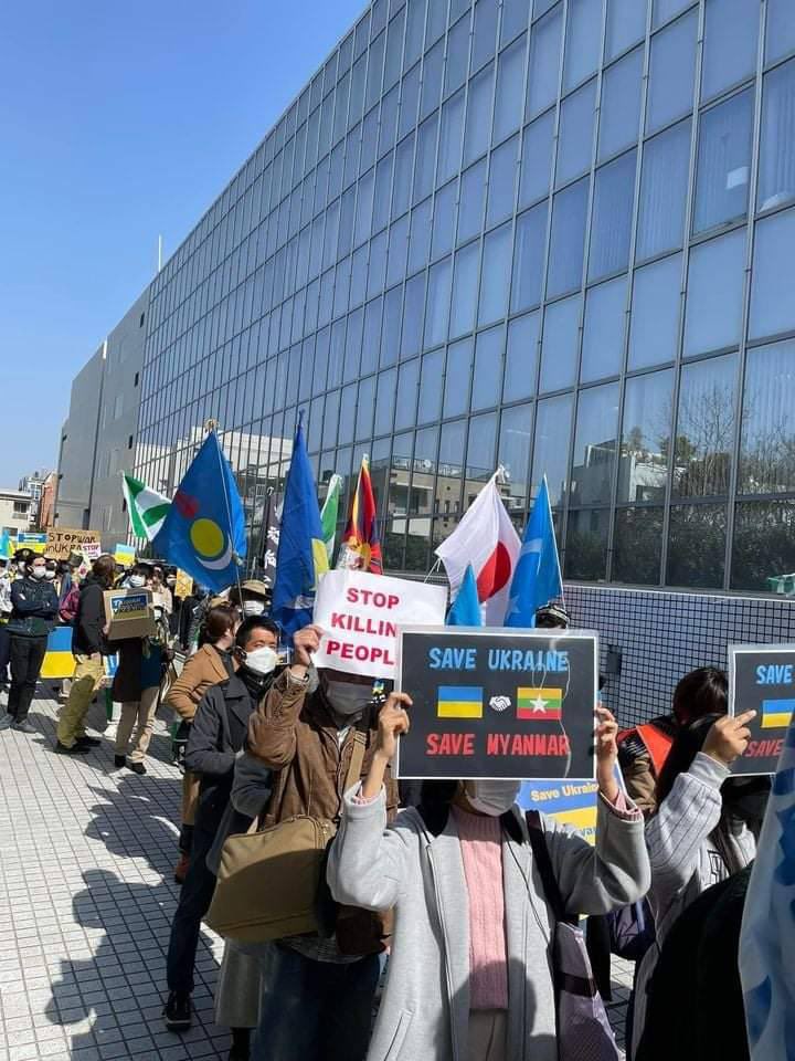 2021Revtweets's tweet photo. Burmese nationalities protested against military junta in front of the 
@UN in Tokyo, and demonstrate their solidarity with the nation of #Ukraine and Burma.
#MassacreInMyanmarByJunta
#2022Mar6Coup
#WhatsHappeningInMyanmar https://t.co/ymeYGQBXWY