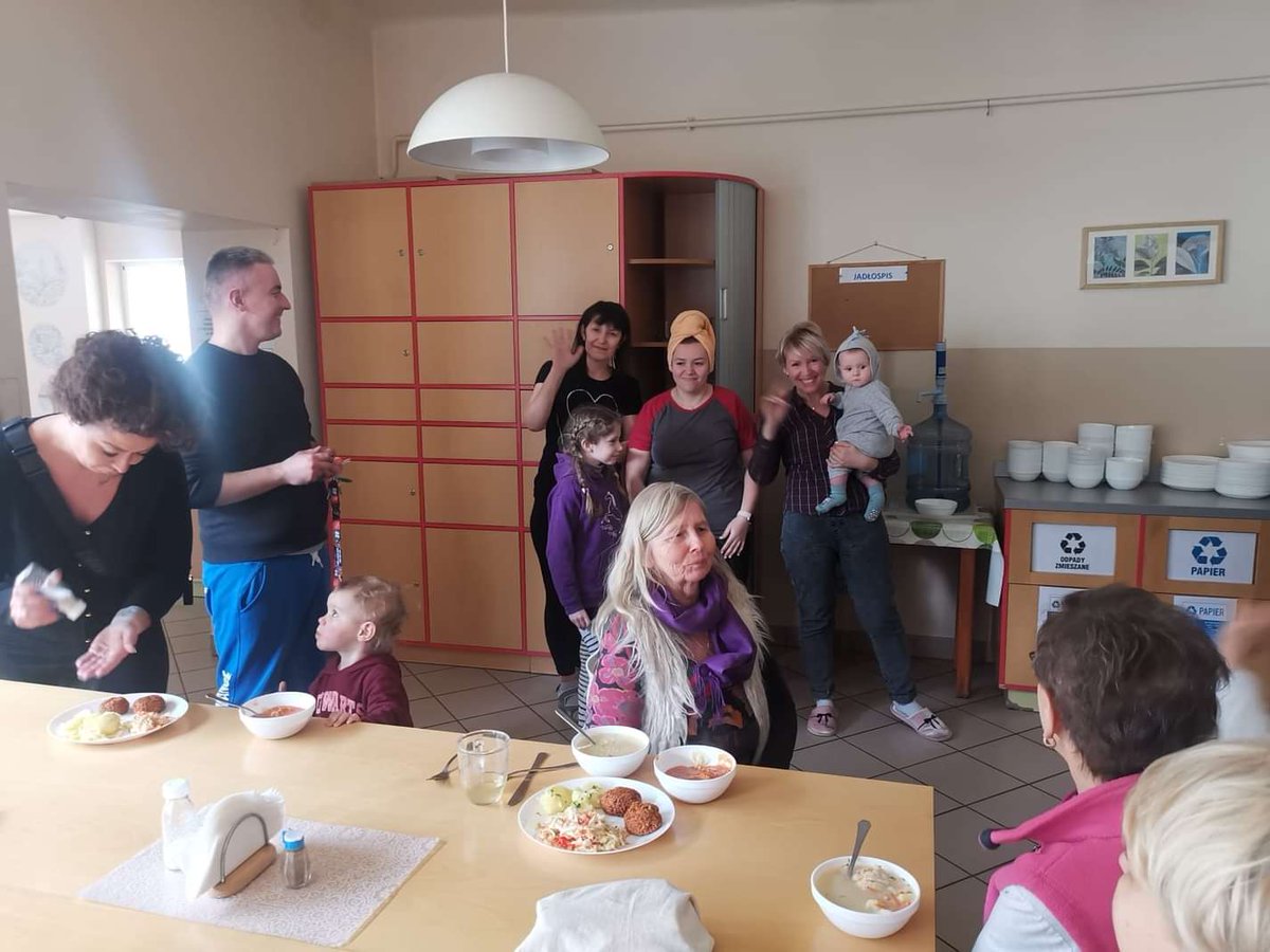 ArtofLiving's tweet photo. Our @artofliving volunteers in Poland have opened the gates of their homes to host the families who have left Ukraine border amid #UkraineRussianWar.

#AOLUkraineRelief https://t.co/aspCwurhfk