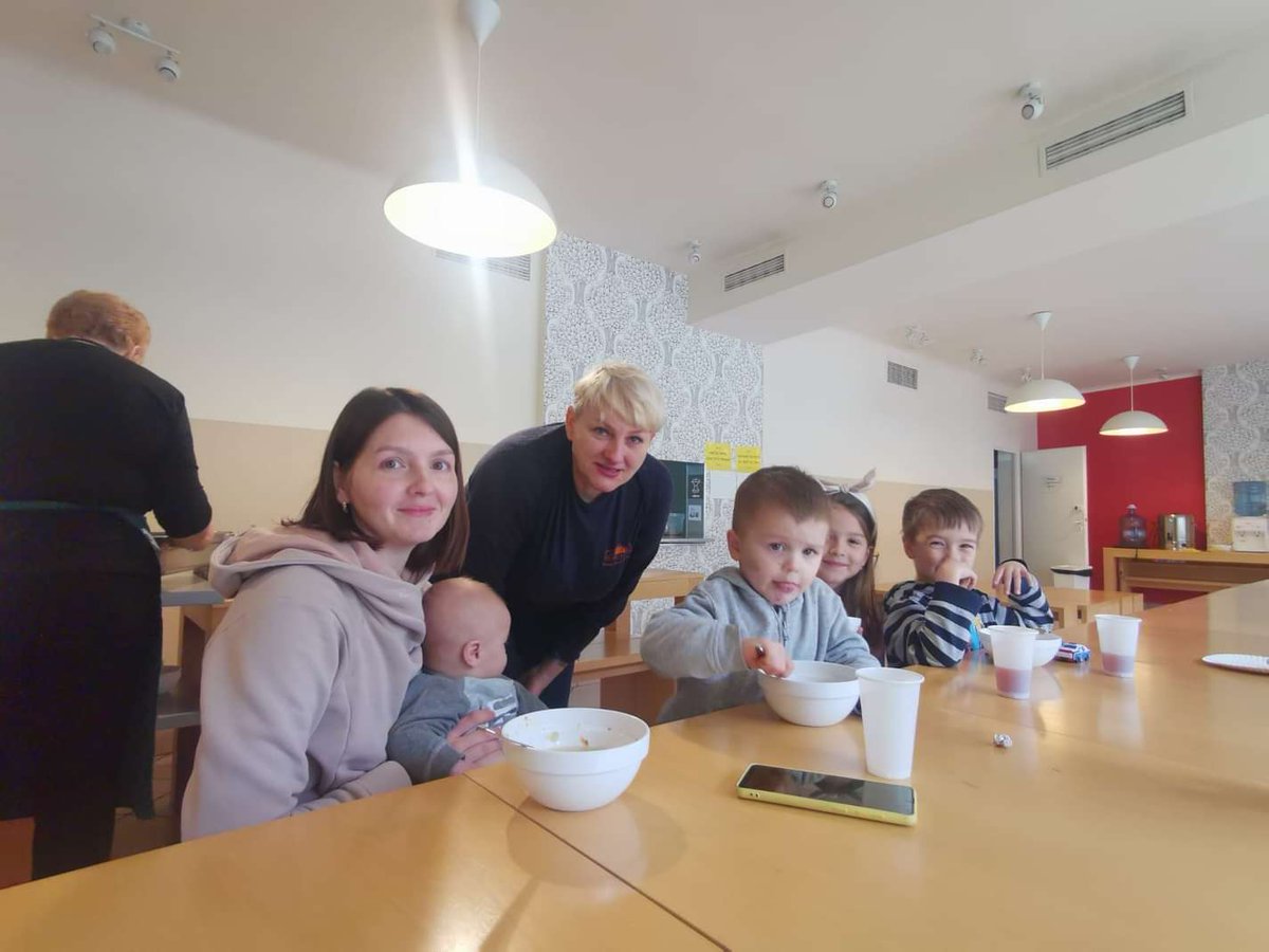 ArtofLiving's tweet photo. Our @artofliving volunteers in Poland have opened the gates of their homes to host the families who have left Ukraine border amid #UkraineRussianWar.

#AOLUkraineRelief https://t.co/aspCwurhfk