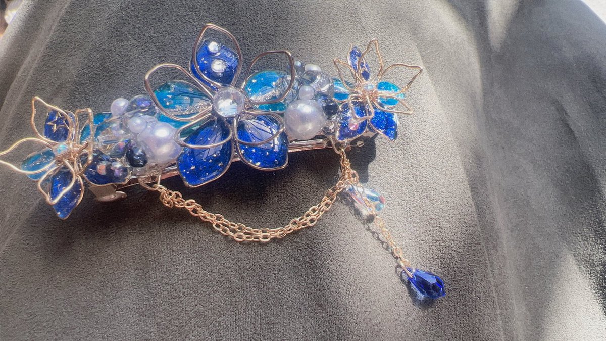 Rora8190's tweet photo. かの様 ( @kanoline1008 )の所で買ったバレッタが可愛すぎる
私の場合横に飾りとして付けるだけになっちゃうけど、ほんとに可愛い
ずっとこういうの探してたんだ～🥰 https://t.co/4bbVl229xM