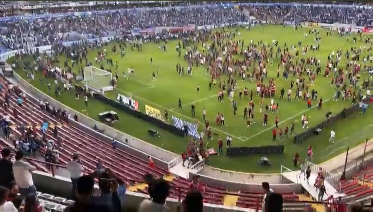 infolojaec's tweet photo. ¡Vergüenza mundial!
#InfoGlobal | Una batalla campal se desató entre hinchas del #Atlas y los Gallos Blancos de #Querétaro en el estadio de La Corregidora. Extraoficialmente se habla de de 17 fallecidos.
#Mexico #FIFA https://t.co/kQnLgywVar