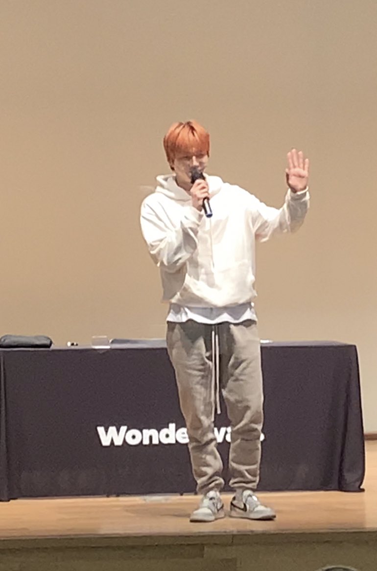 kitten_1210's tweet photo. 오랫만에 사람들 만나서 부끄럽데 ㅋㅋㅋ https://t.co/2FL1fw9rxY