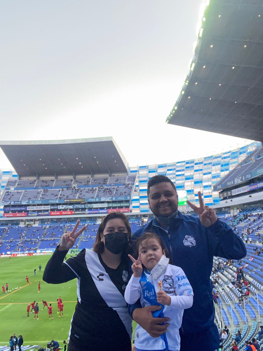 Apenas el martes llevé a mi hija a ver por primera vez un partido de fútbol en <a href="/ClubPueblaMX/">Club Puebla🎽</a> , ella con una gran ilusión ya que le gusta y lo entrena a pesar de ser tan pequeña. Lo de hoy en Querétaro me duele como papá, como mexicano y como ser humano. Me da pánico y pena.
