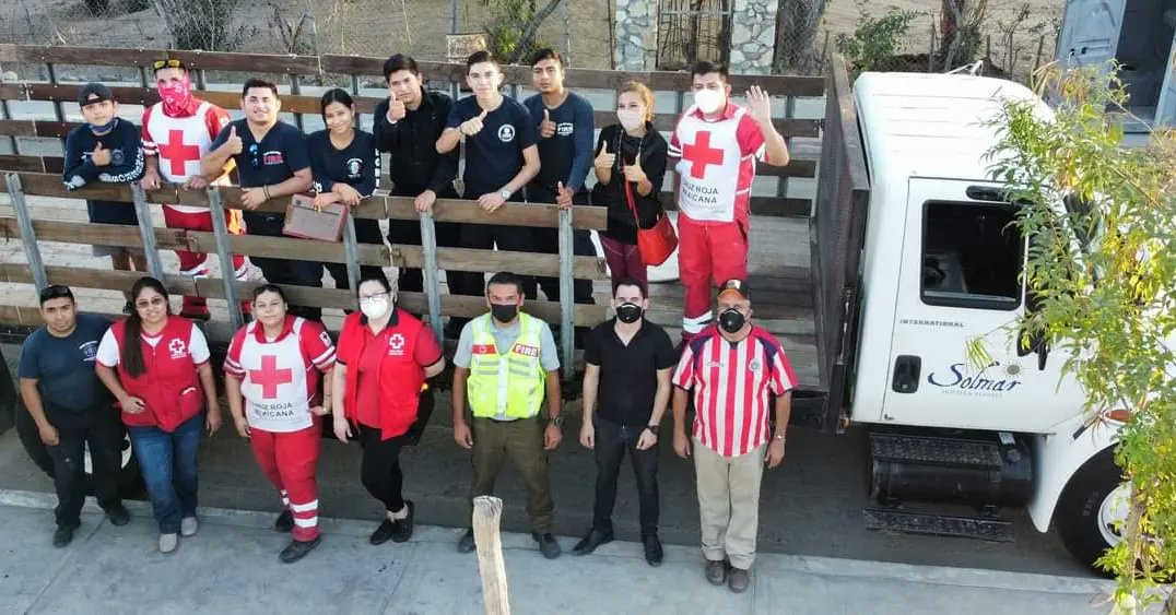 FundacionSolmar's tweet photo. Fundación Solmar en alianza con Bomberos y Cruz roja Los Cabos, asistimos a las familias que sufrieron pérdidas en el incendio forestal de la comunidad de Santiago.

#Unidos por nuestra comunidad https://t.co/m4xzLK3nIu