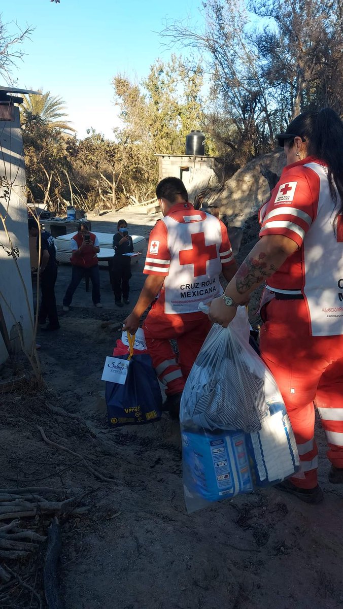 FundacionSolmar's tweet photo. Fundación Solmar en alianza con Bomberos y Cruz roja Los Cabos, asistimos a las familias que sufrieron pérdidas en el incendio forestal de la comunidad de Santiago.

#Unidos por nuestra comunidad https://t.co/m4xzLK3nIu