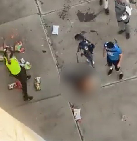 gustavoaldair_'s tweet photo. Número 98, seguridad privada del estadio, pantalón negro, tenis marca Pirma negros; agrediendo al interior del estadio, después golpeando personas inconscientes en la explanada, también celebra con un gorro de la barra de Gallos.
¿A quiénes les dan la seguridad @Club_Queretaro ? https://t.co/kjd3lYj2YJ
