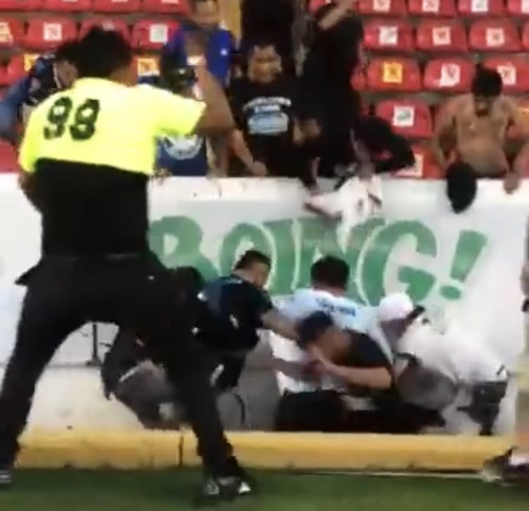 gustavoaldair_'s tweet photo. Número 98, seguridad privada del estadio, pantalón negro, tenis marca Pirma negros; agrediendo al interior del estadio, después golpeando personas inconscientes en la explanada, también celebra con un gorro de la barra de Gallos.
¿A quiénes les dan la seguridad @Club_Queretaro ? https://t.co/kjd3lYj2YJ