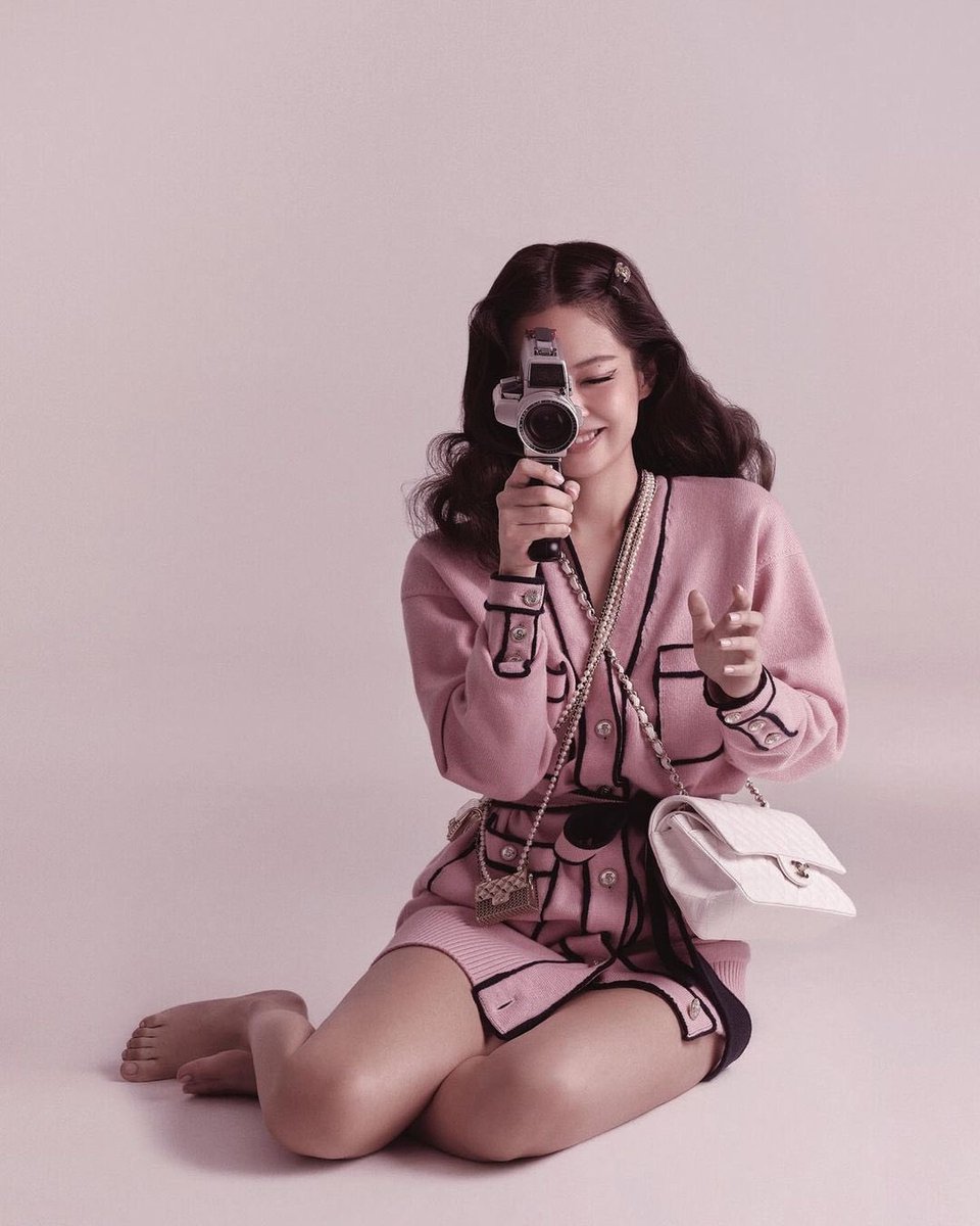 ixxv_mmxv's tweet photo. they are in sync here
chanel girl x gucci boy
#jennie #jinhwan #pinkon https://t.co/wE6jAlfHc8