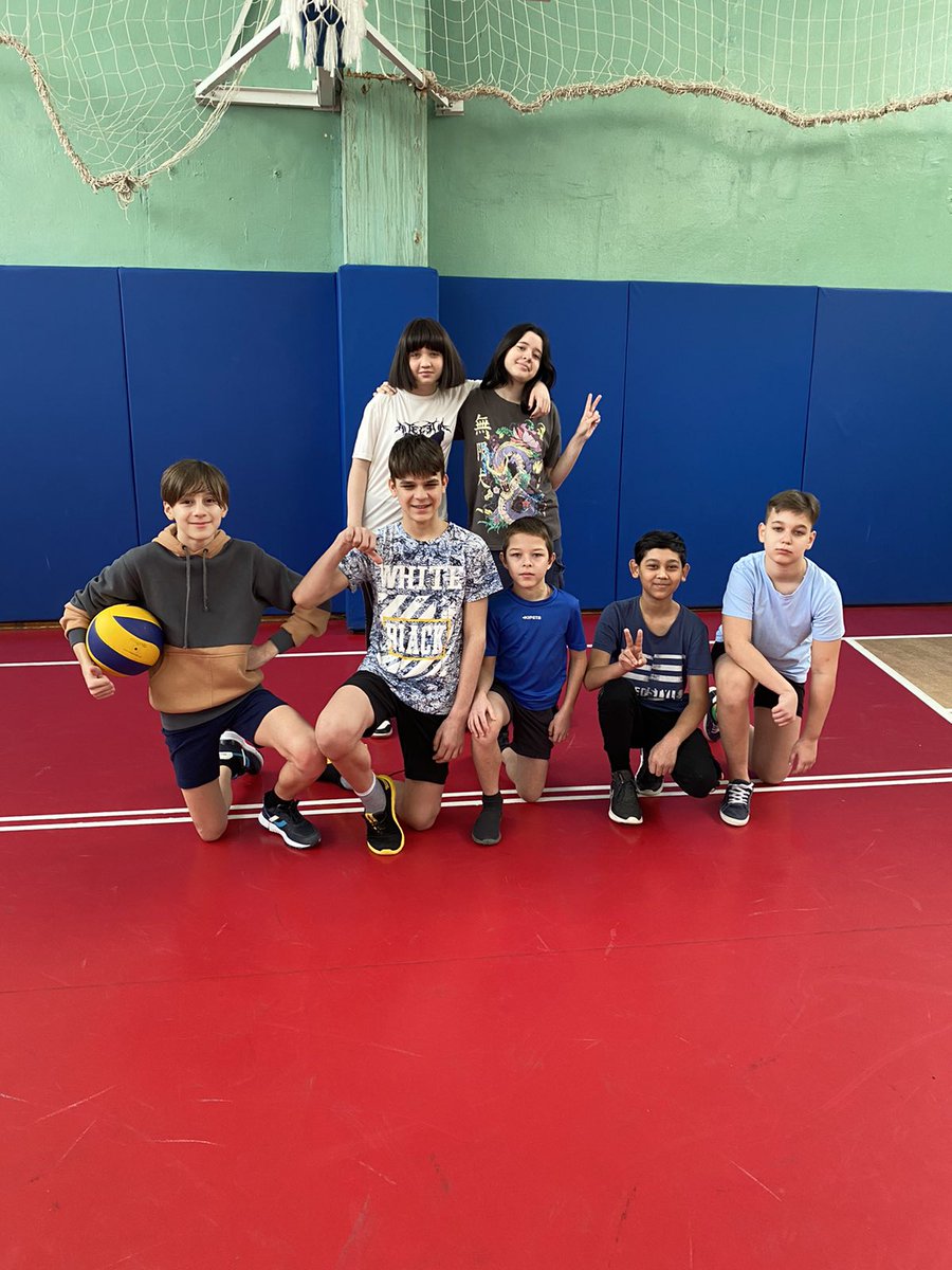 5 марта  в 6-х классах прошли соревнования по пионерболу. 
Все дети играли с удовольствием, обстановка была дружелюбной и товарищески теплой к соперникам. Каждой команде хотелось завоевать победу, но удача пришла к тем, которые оказались сильнее.
Победила команда 6 Д класса!