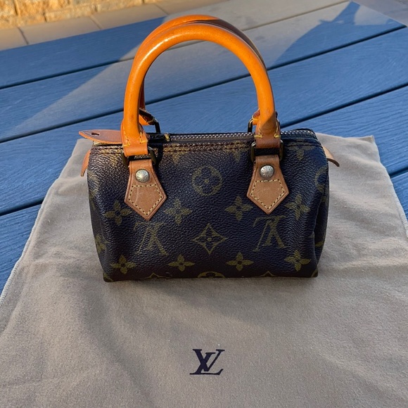 krb071809's tweet photo. So good I had to share! Check out all the items I'm loving on @Poshmarkapp #poshmark #fashion #style #shopmycloset #louisvuitton #vintage #stuartweitzman: https://t.co/jrIL9BSM1x https://t.co/xkfKjZFU8u