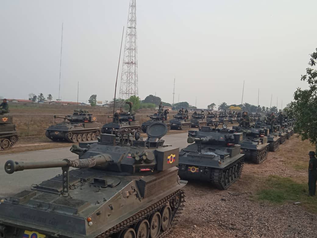 Venezuela envia 10 mil soldados e centenas de tanques para o estado de Apure, na fronteira com a Colômbia. Comandante das forças armadas venezuelanas diz que objetivo da operação é combater o narcotráfico colombiano.