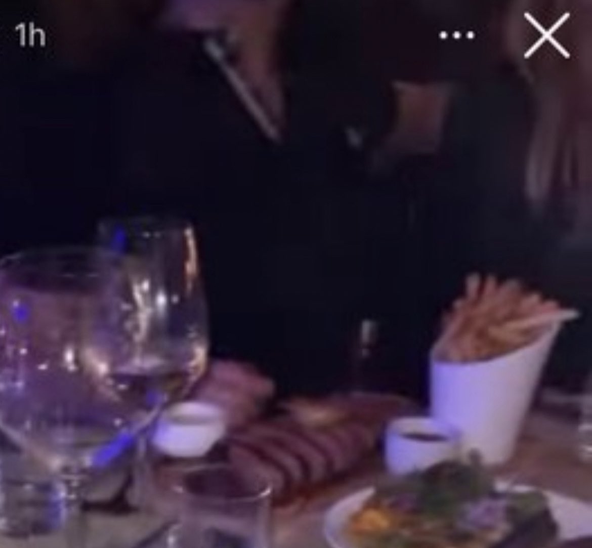 Who_is_posting_'s tweet photo. could it be someone else wearing the polo shirt that Kevin captured in his stories or did Sam go back to the room and change and then go to the UFC fight…..  #samasghari #samney #britney #britneyspears https://t.co/6Yq6HJDyxl