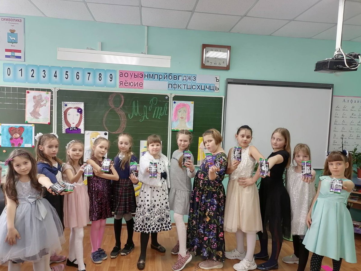 На улице ещё лежит снег, а на календаре уже весна! И это прекрасное время года открывает праздник 8 Марта. 
Во 2б классе прошёл праздник, посвящённый Международному женскому дню. 
Ребята весело играли, отгадывали загадки и  придумывали свои, соревновались в исполнении частушек.