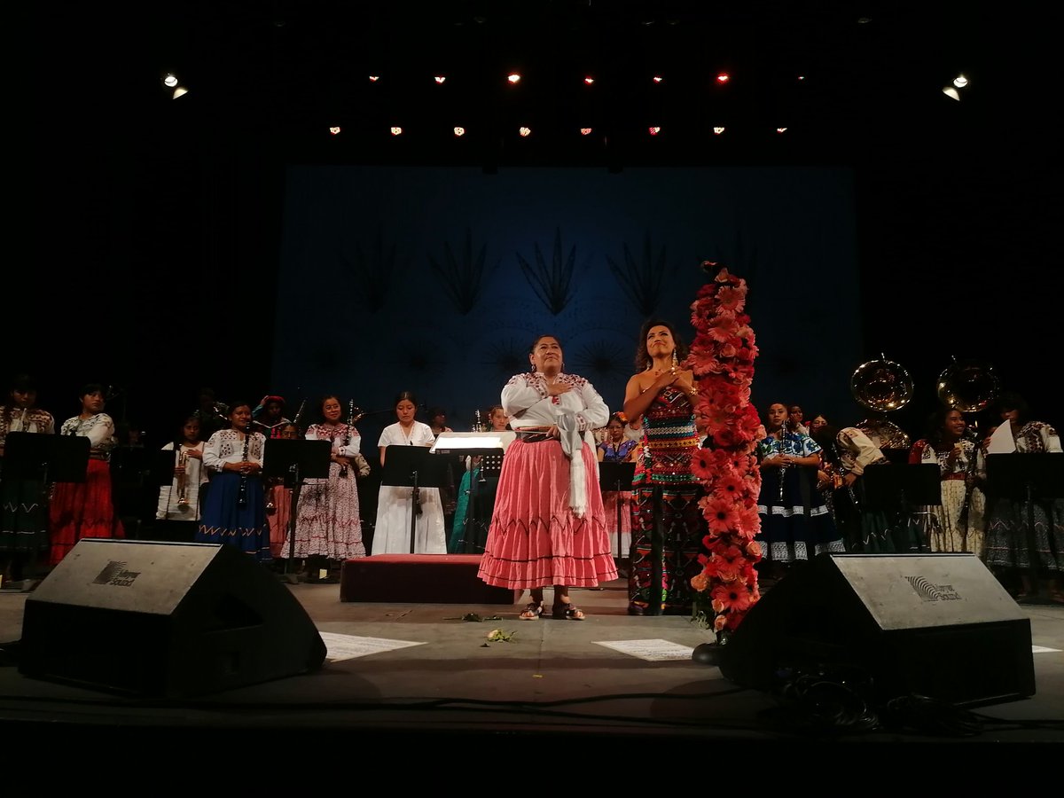 LaInsomne's tweet photo. Les dije que aquí iba a haber magia.
#AlejandraRobles #MujeresDelVientoFlorido https://t.co/jpGoujS8Mu