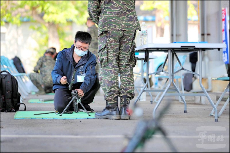 new27brigade's tweet photo. 從昨天開始，台灣軍方進行後備軍人新制教召工作，為期14天，進行操作66火箭彈，以及進行60、81及120迫砲、45手槍、T65K2步槍等各項編制武器專長複訓，並進行實彈射擊 

由於烏俄戰事衝擊，接受教召的後備士兵稱「說不定明天中國就對台射飛彈」，以防可能的突發情況 https://t.co/EO52kZfWnk