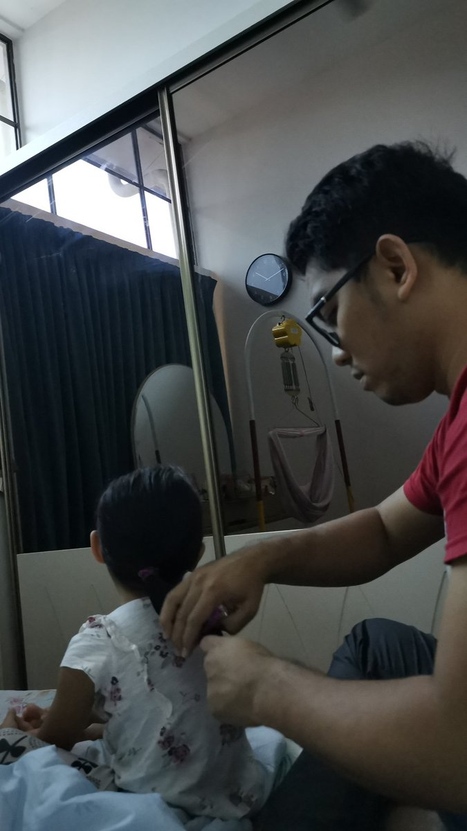 Mimot234's tweet photo. My daughter always prefer her daddy to do her hair. Eventho Im better at it. #fatherdaughterbond https://t.co/quM4F3fGSn