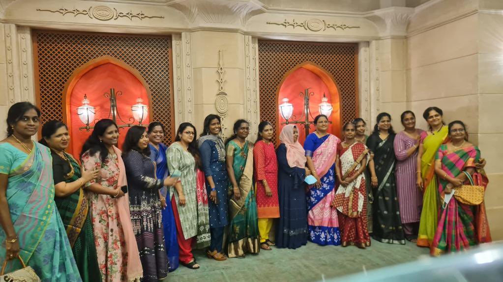 DrKanimozhiSomu's tweet photo. நம் வாழ்வில் மறக்கமுடியாத பல உறவுகளைத் தரும் இடம் கல்லூரி! கல்லூரி கால நாட்களை என்றும் மறக்கமுடியாது! #KMC #Batchof92 https://t.co/6T2ZzJdcbS