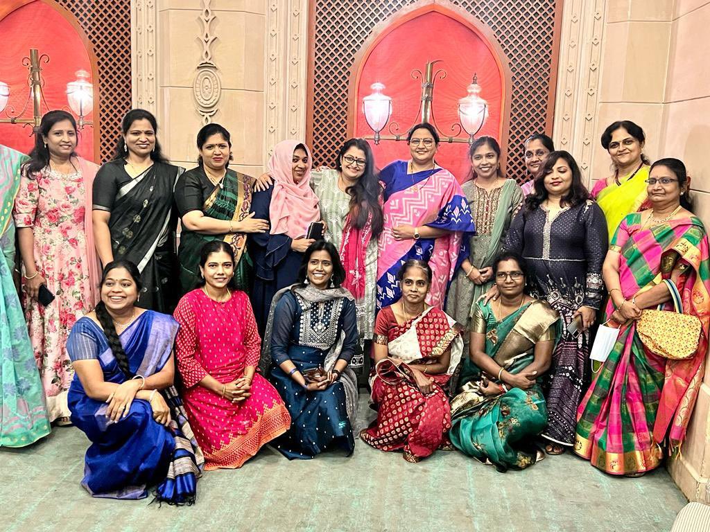 DrKanimozhiSomu's tweet photo. நம் வாழ்வில் மறக்கமுடியாத பல உறவுகளைத் தரும் இடம் கல்லூரி! கல்லூரி கால நாட்களை என்றும் மறக்கமுடியாது! #KMC #Batchof92 https://t.co/6T2ZzJdcbS