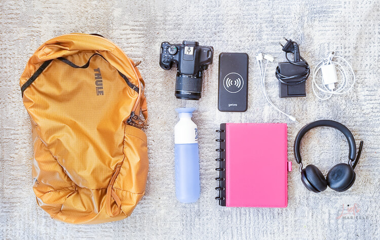 Liefsmariellenl's tweet photo. Wat ik altijd meeneem op reis in mijn handbagage https://t.co/y9fhSQmFlj #handbagage #reizen #reistips #persoonlijk #vakantie #canon #thulestir #opladers #liefsmarielle https://t.co/EqgiLvxfOG