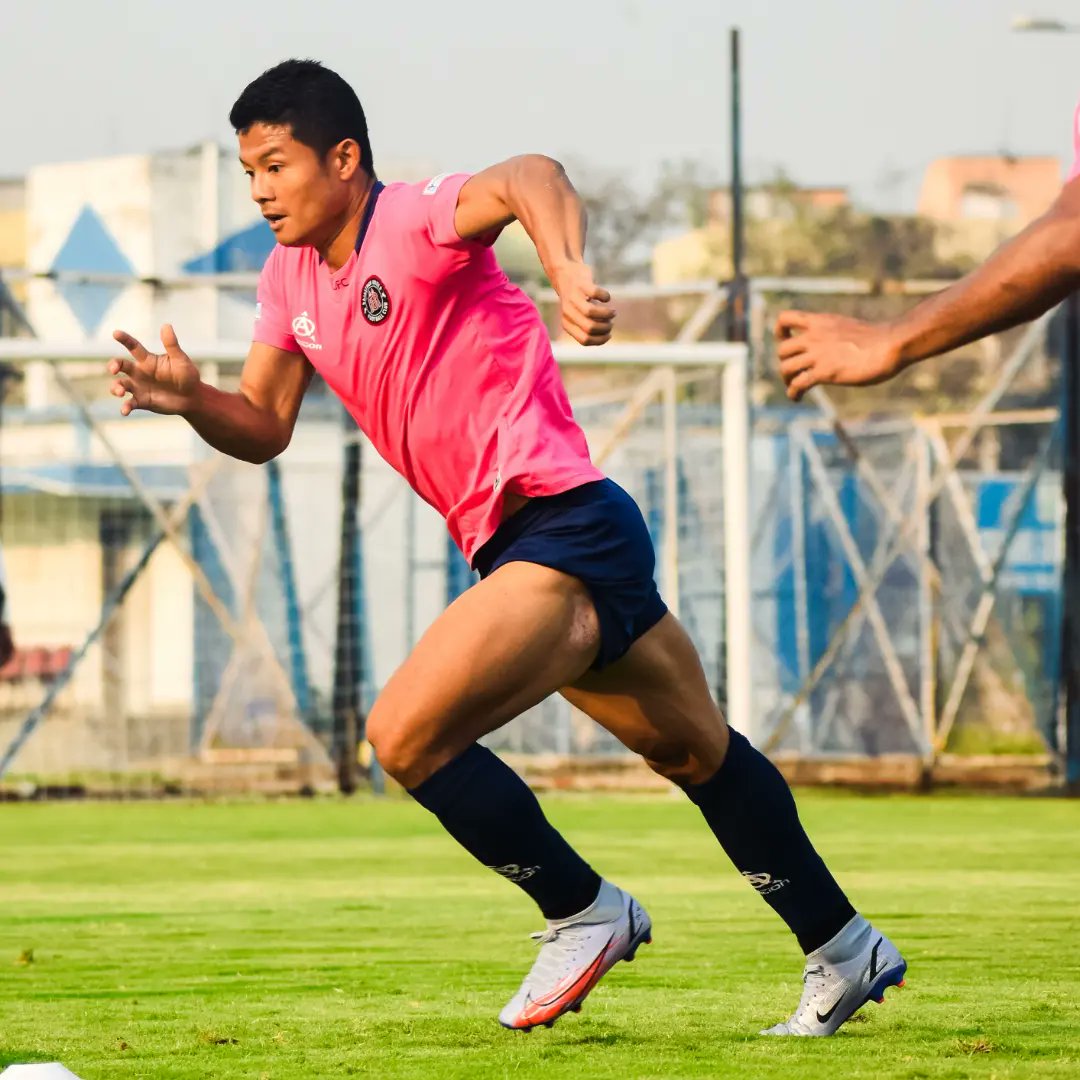RajasthanUnited's tweet photo. Nothing feels better than to be back on the field⚽🏟️
.
#abkhelegarajasthan #rufc #backtobussiness #backonfield #goodtogo #letsgo #hustle #hardwork https://t.co/kCknt5yzjI