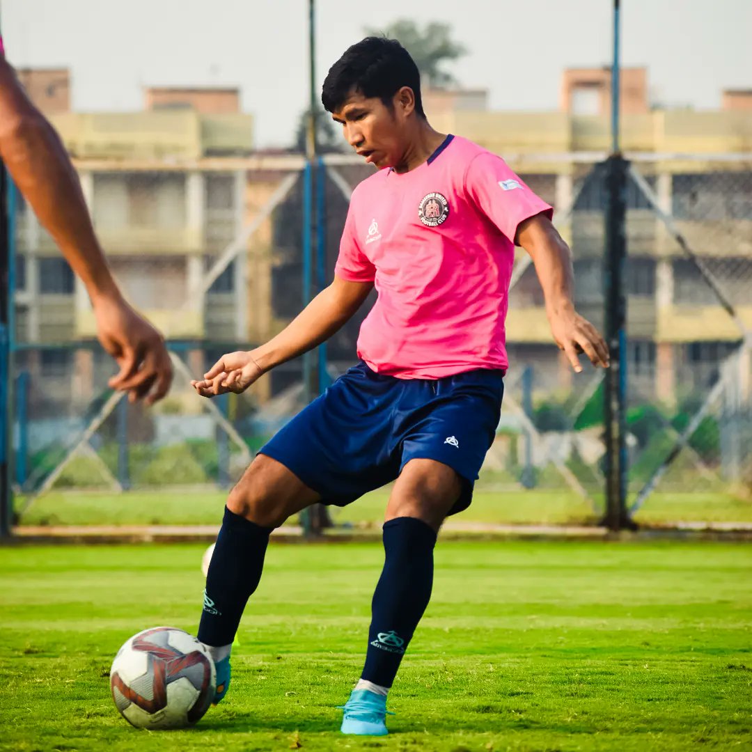 RajasthanUnited's tweet photo. Nothing feels better than to be back on the field⚽🏟️
.
#abkhelegarajasthan #rufc #backtobussiness #backonfield #goodtogo #letsgo #hustle #hardwork https://t.co/kCknt5yzjI