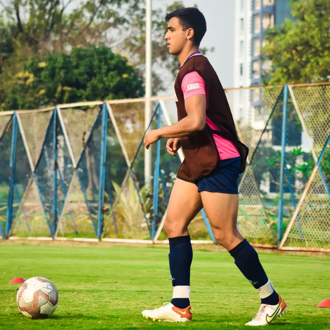 RajasthanUnited's tweet photo. Nothing feels better than to be back on the field⚽🏟️
.
#abkhelegarajasthan #rufc #backtobussiness #backonfield #goodtogo #letsgo #hustle #hardwork https://t.co/kCknt5yzjI