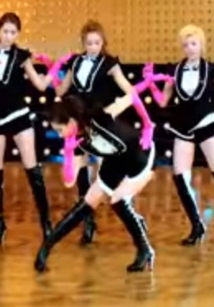 jiiboooi_'s tweet photo. Ok so funny realization with my main kpop gays. months ago we came across this song and we just realized that Seohyun ACTUALLY POSED LIKE THIS FOR 14 SECONDS STRAIGHT NO MOVING IN THIS CHOREO HAHAHAHAHAHA #Respect #14Seconds #NeverForget https://t.co/BnjdzTOrma