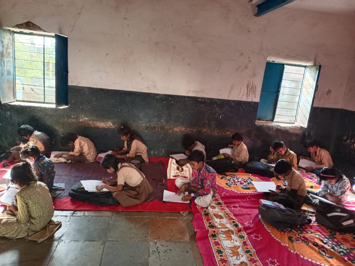 localism_india's tweet photo. We have started preparing students, under the student mentorship program Lakshya, for the Jawahar Navodaya Vidyalaya entrance exam in the Banswara district of Rajasthan. We are grateful to Vidhya Foundation and the local school for providing us with such an opportunity. https://t.co/loeYWjyIte