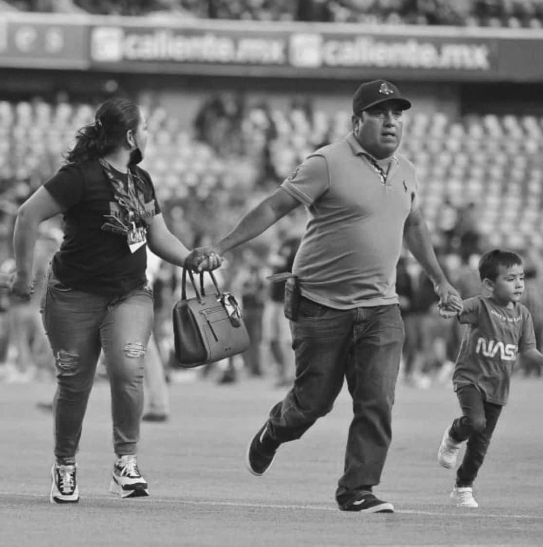ibestloulivia's tweet photo. imaginate ir a un partido de futbol con tu familia y que termine así, me dueles un chingo México 
#ASESINOS #VerguenzaNacional #17Muertos https://t.co/oronw0eeFk