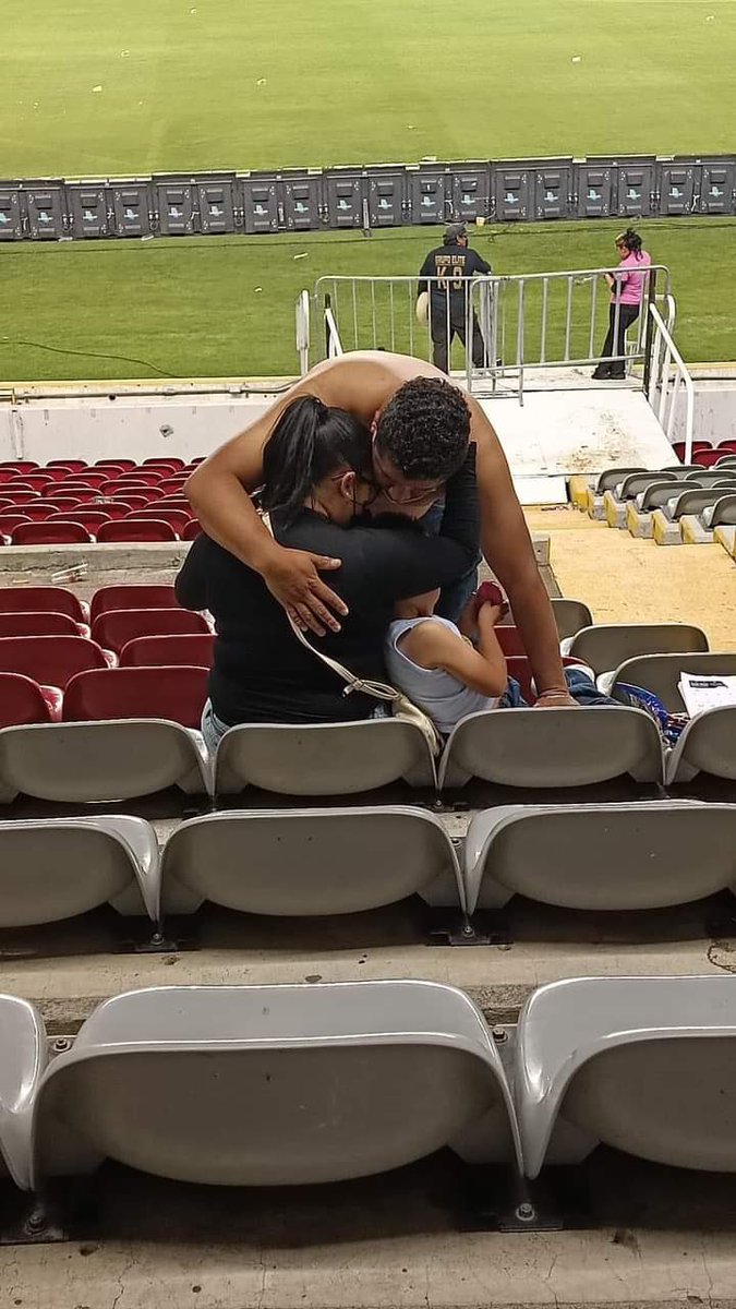 ibestloulivia's tweet photo. imaginate ir a un partido de futbol con tu familia y que termine así, me dueles un chingo México 
#ASESINOS #VerguenzaNacional #17Muertos https://t.co/oronw0eeFk