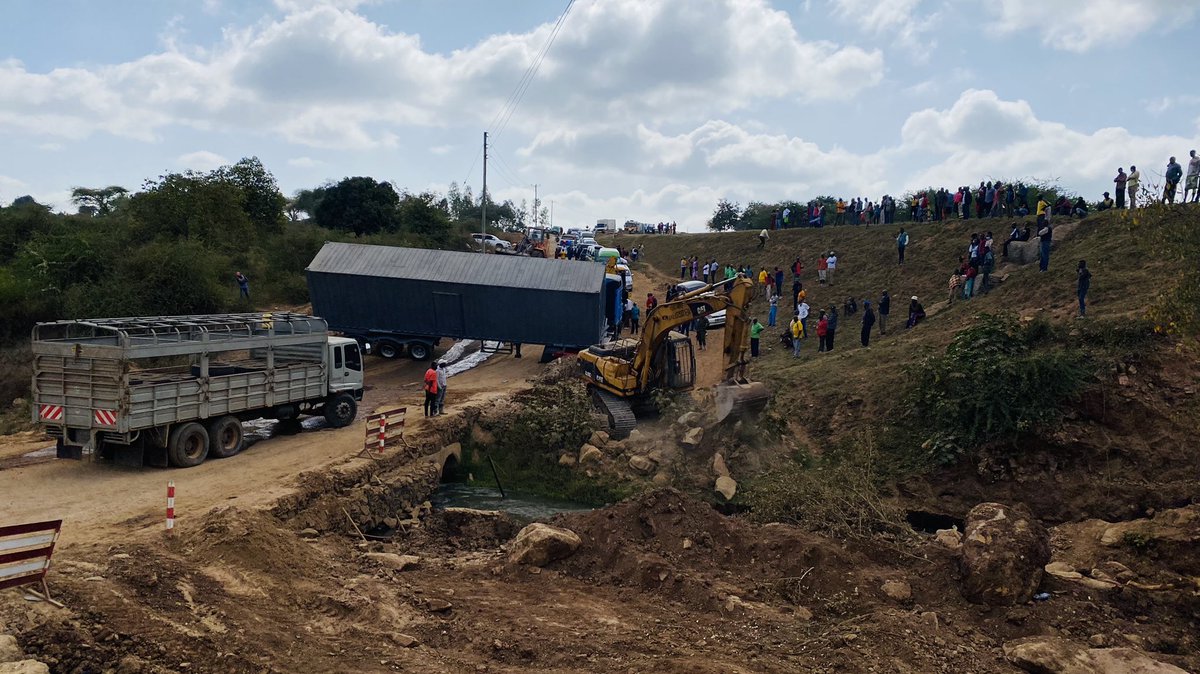 KimweleKing's tweet photo. @Ma3Route Kitui Garissa Road blocked near Sofia township. https://t.co/K69S5aIQ3O