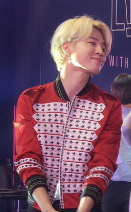jimipics's tweet photo. one of his most iconic looks 💫💗 https://t.co/8iWR1kqQ7w
