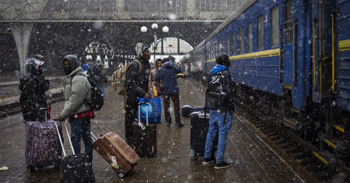 hrw's tweet photo. Everyone fleeing Ukraine, no matter where they come from, should be allowed to leave. 

Ukrainian authorities should not discriminate based on nationality or race, and neighboring countries should allow everyone in with a minimum of bureaucracy.
https://t.co/yaoANAtv7r https://t.co/1bGh9cliqc