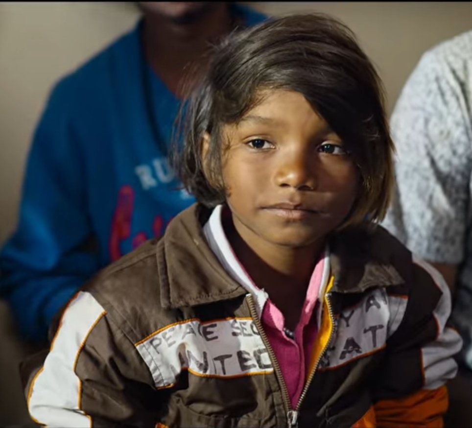 “ये भारत क्या होता है?” 

हिंदी फ़िल्म के इतिहास में पहली बार एक बच्चे ने पूछा और उसे कोई जवाब नहीं मिला। डायरेक्टर नागराज मंजुले ने अब तक की सबसे साहसिक हिंदी फ़िल्म बनाई है। बड़े पर्दे पर देखिए #झुंड