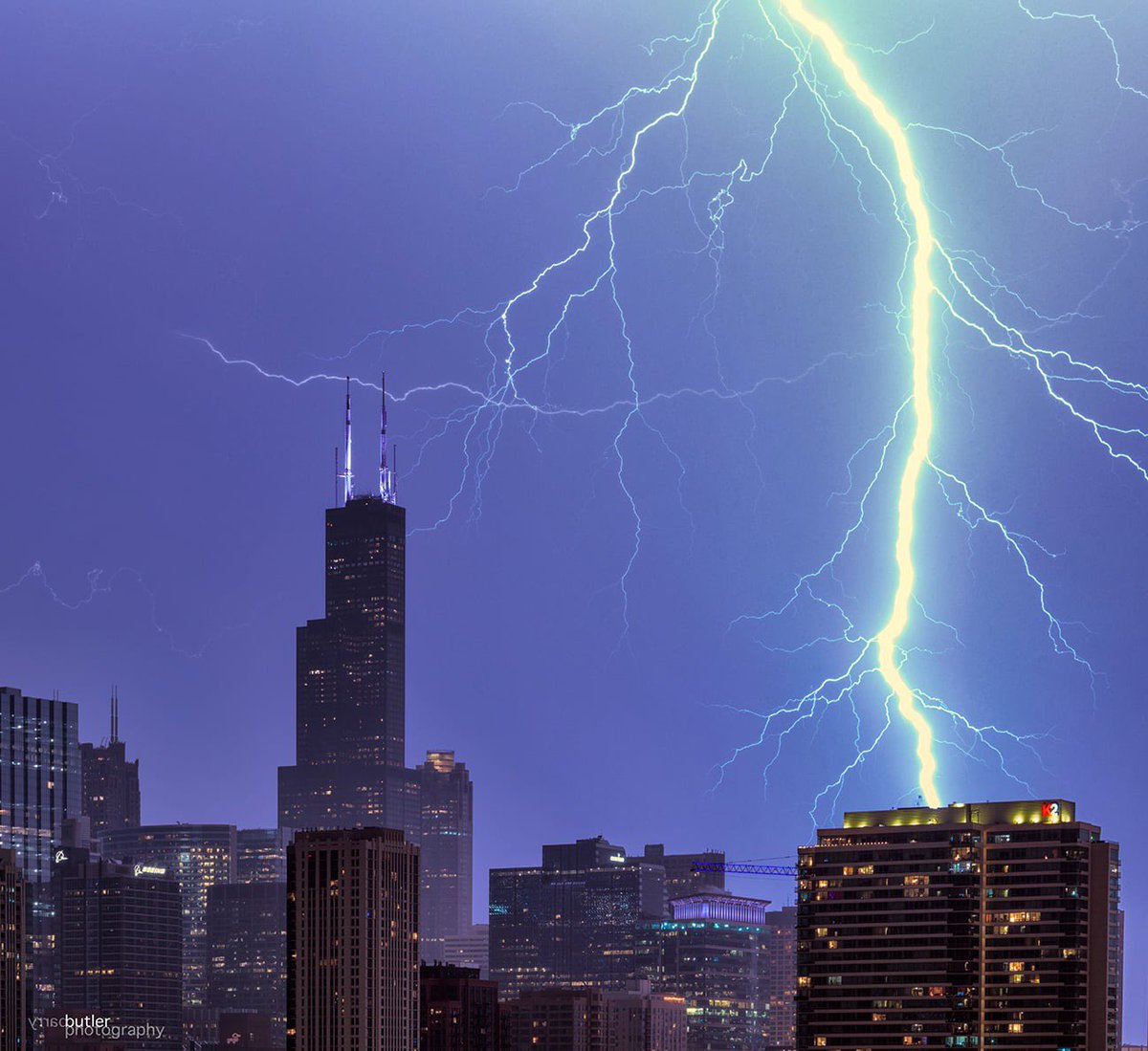 barrybutler9's tweet photo. Wham Bam.   Big bolt strikes the city at 1153pm this evening in Chicago. #lightning #storm #ilwx #news #chicago https://t.co/3boSPNLAnj