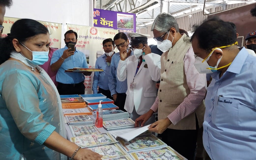 Central_Railway's tweet photo. Annual inspection of Igatpuri-Kalyan section included inspection of station and rajbhasha exhibition, inauguration of solar powered rolling in &amp; out Hut, release of safety booklet by Shri Anil Kumar Lahoti @gm_crly, PHODs and @drmmumbaicr were present. https://t.co/BFelfT9nmw