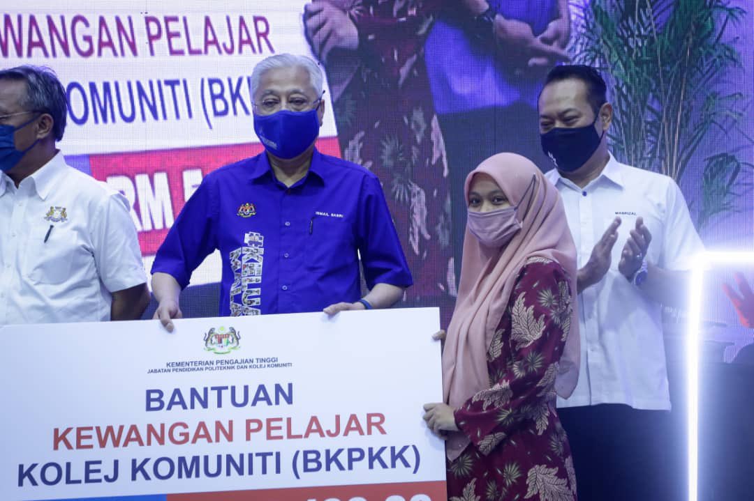 IsmailSabri60's tweet photo. Dahulu TVET dipandang sebagai pilihan kedua, namun kini TVET diperkasa dengan lebih hebat lagi 🇲🇾

Di negara maju berindustri tinggi seperti Jerman dan Perancis, subjek TVET menjadi pilihan pertama dan diberi pendedahan awal kepada pelajar-pelajar mereka. https://t.co/NYfCB0nvzt
