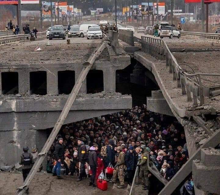 irinkapara's tweet photo. #UkraineRussianWar
#Irpin
За що, і за кого, Ви прийшли нас вбивати?
"Рускій мір"? Ні! Ми не будем в цім участі брати.
Ми вільний народ, який вірить у Бога.
І у Вашій війні Нас жде перемога. https://t.co/liXGrw5oYt