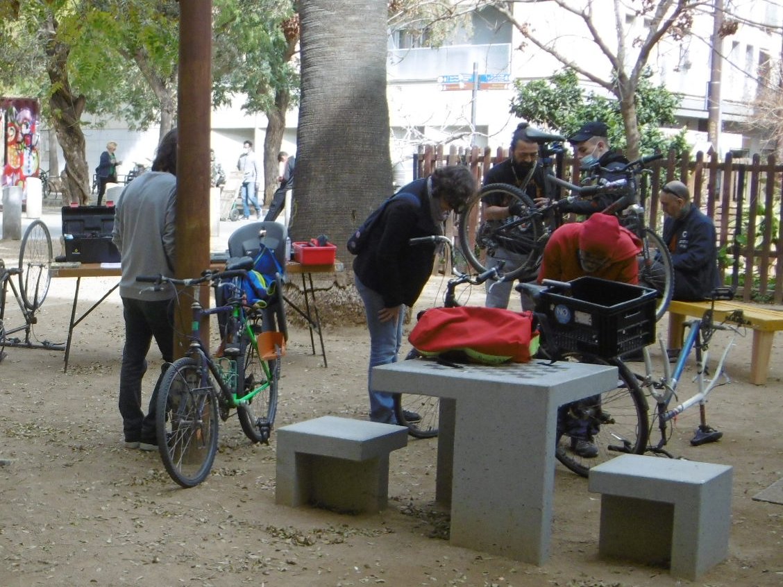 CdEinesiFeines's tweet photo. Ahir, amb temperatures ja primaverals, van tornar les multitud d'assistents, bicicletes i reparacions al taller de bicis.
Molt guai haver comptat amb la col·laboració del Youssef, i amb la companyia de part del futur grup de #restarters del barri, en autoformació.
Bon diumenge! https://t.co/yJJKKOMarz