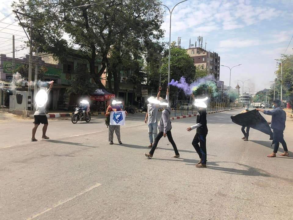 amy_kyaw's tweet photo. "ဘယ်နယ်ထိထိ ငါတို့နဲ့ ဆိုင်တယ်"

Youth Revolutionary Force from #Monywa went on guerrilla style strike to uproot Fascist Military.

#MassacreInMyanmarByJunta
#2022Mar6Coup
#WhatsHappeningInMyanmar https://t.co/bplUr1QBDH