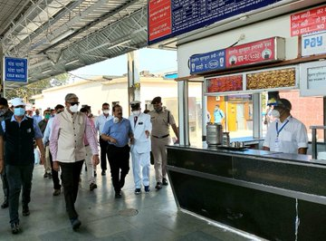 drmmumbaicr's tweet photo. An annual inspection of the Igatpuri-Kalyan section included inspection of station and rajbhasha exhibition, inauguration of solar powered rolling in &amp; out Hut, release of safety booklet by Shri Anil Kumar Lahoti @gm_crly, PHODs, Shri Shalabh Goel DRM Mumbai CR   were present. https://t.co/GPp1QVXpKJ