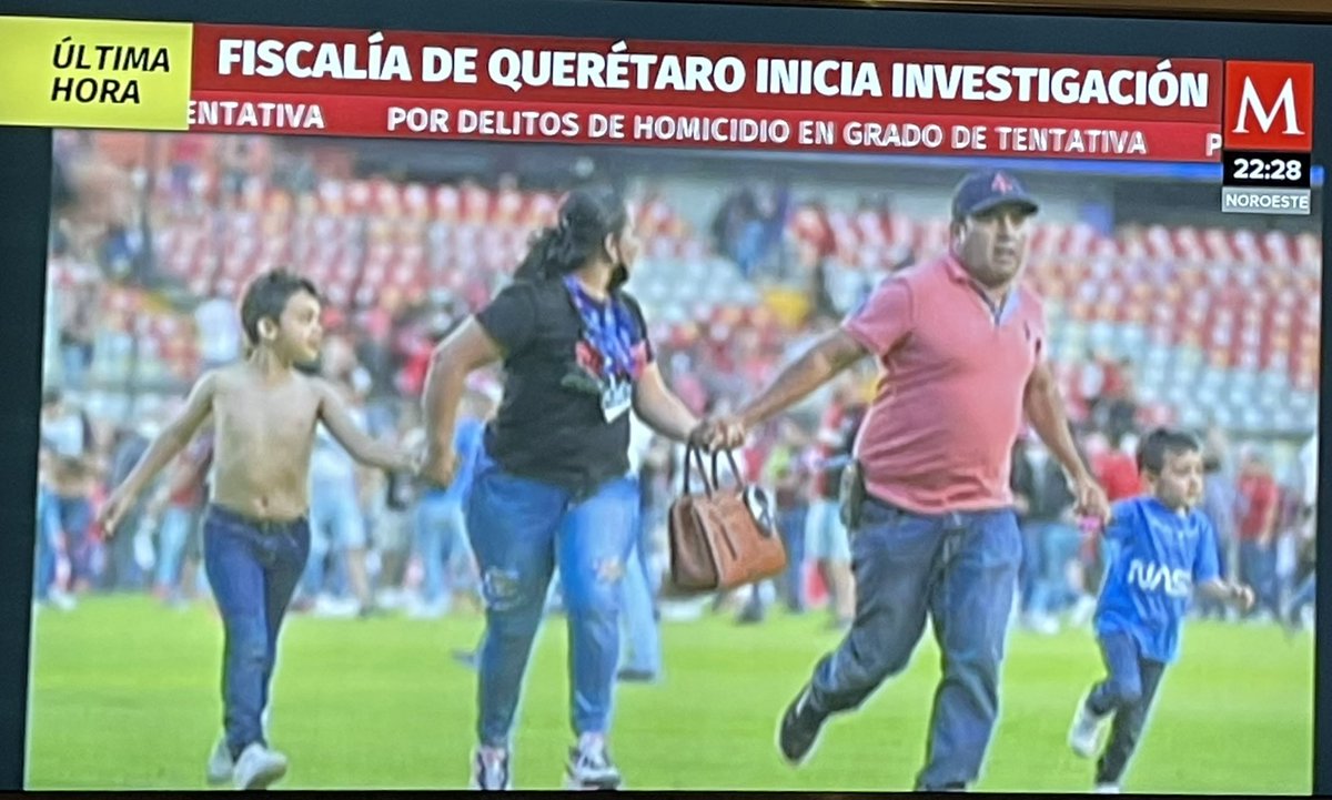 MarioRamosTam's tweet photo. Una familia huyendo de la violencia que no debería existir en ese lugar… causa impotencia, exigimos justicia para las familias, transparencia en el caso… sin palabras. 
#VerguenzaNacional 
#LigaBBVAMX #Queretaro #Atlas https://t.co/zU9bgNSYL8
