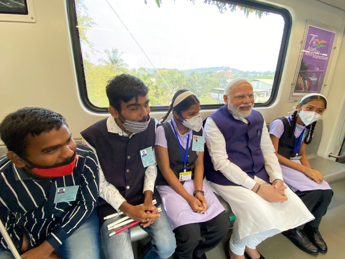 ml_qureshi's tweet photo. @Sarangsspeaks प्रचार के लिए कुछ भी ??  स्कूल यूनिफॉर्म में पीएम के साथ सफ�� कर रहे छात्र??  कौन से स्कूल रविवार को भी काम करते हैं?

  #MaharashtraWithModi ख्यालों में…….  डे ड्रीमिंग !!😴 https://t.co/p0bnGbQdGn https://t.co/8pn2A3bfTR