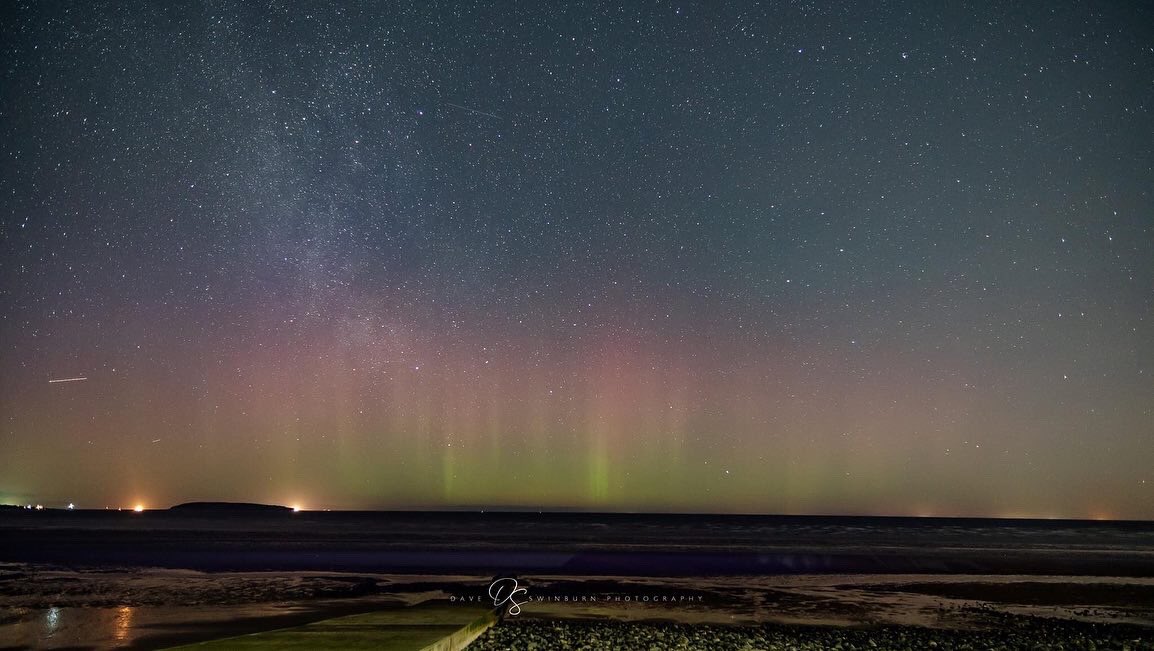 SwinburnDave's tweet photo. When Lady Aurora Borealis Starts to dance in North Wales, Llanfairfechan ....@Ruth_ITV @itvcoastcountry @skyatnightmag @CountryfileMag @northwaleslive @northwalescom @Visiting_Conwy @BBCWthrWatchers @bbcweather @S4Ctywydd @S4C @SkyNewsWeather @DerekTheWeather @kelseyredmore https://t.co/HuYXiCEp3f