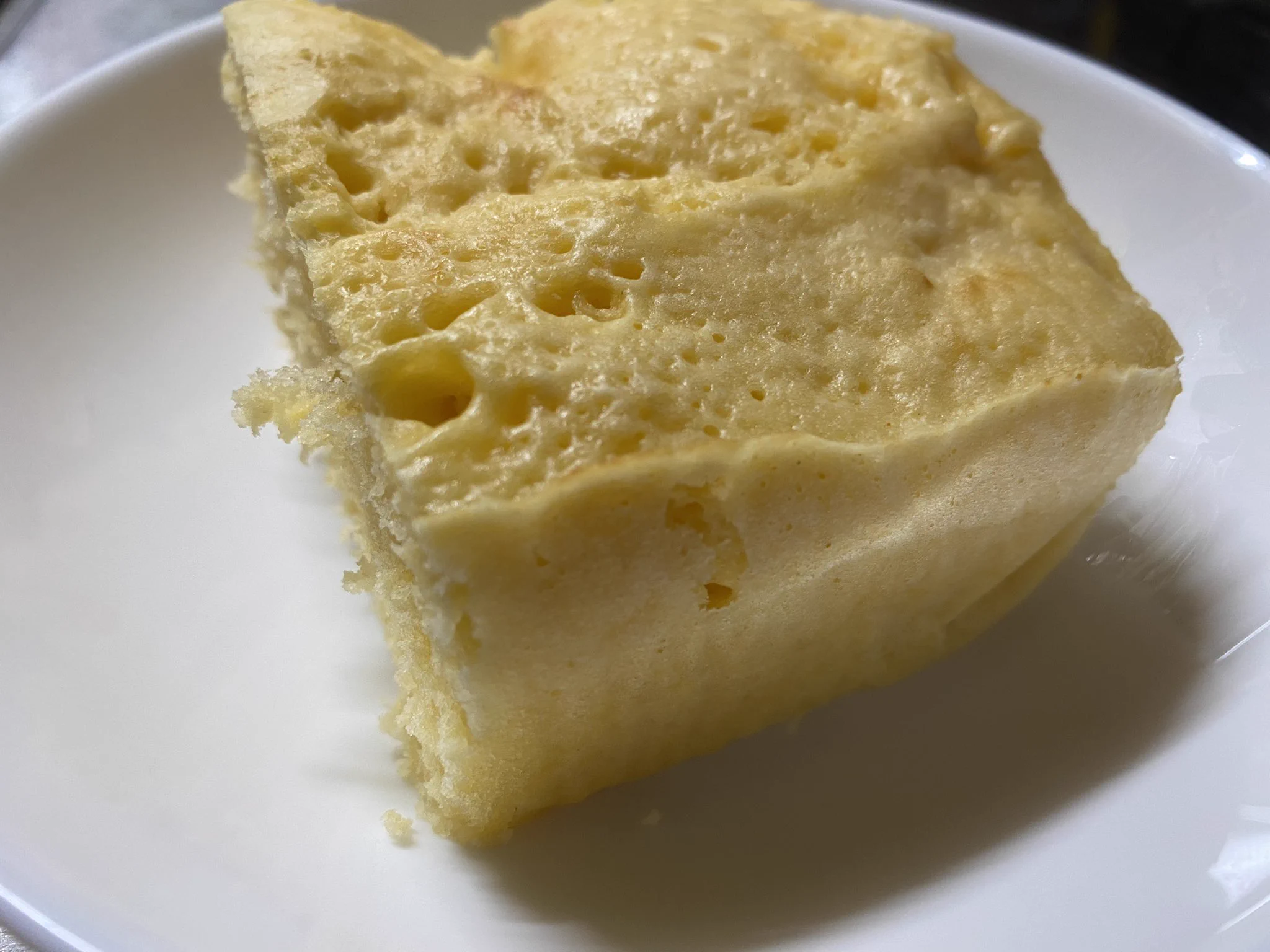 上部がナマなので何度もチンしたしトースターで少し焼いたりなんかして、結構パサパサ。どうすれば良かったの🥲  