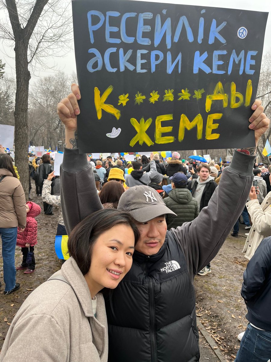 AdaetsX's tweet photo. На митинге в #Казахстан'е: «Ресейлік кеме — Қот@ғымды жеме». Перевод с казахского: "Русский корабль —иди на хуй» #Украина 🇺🇦 #Казахстан 🇰🇿 #Ukraine #StopWar https://t.co/oNYkvOuXmm