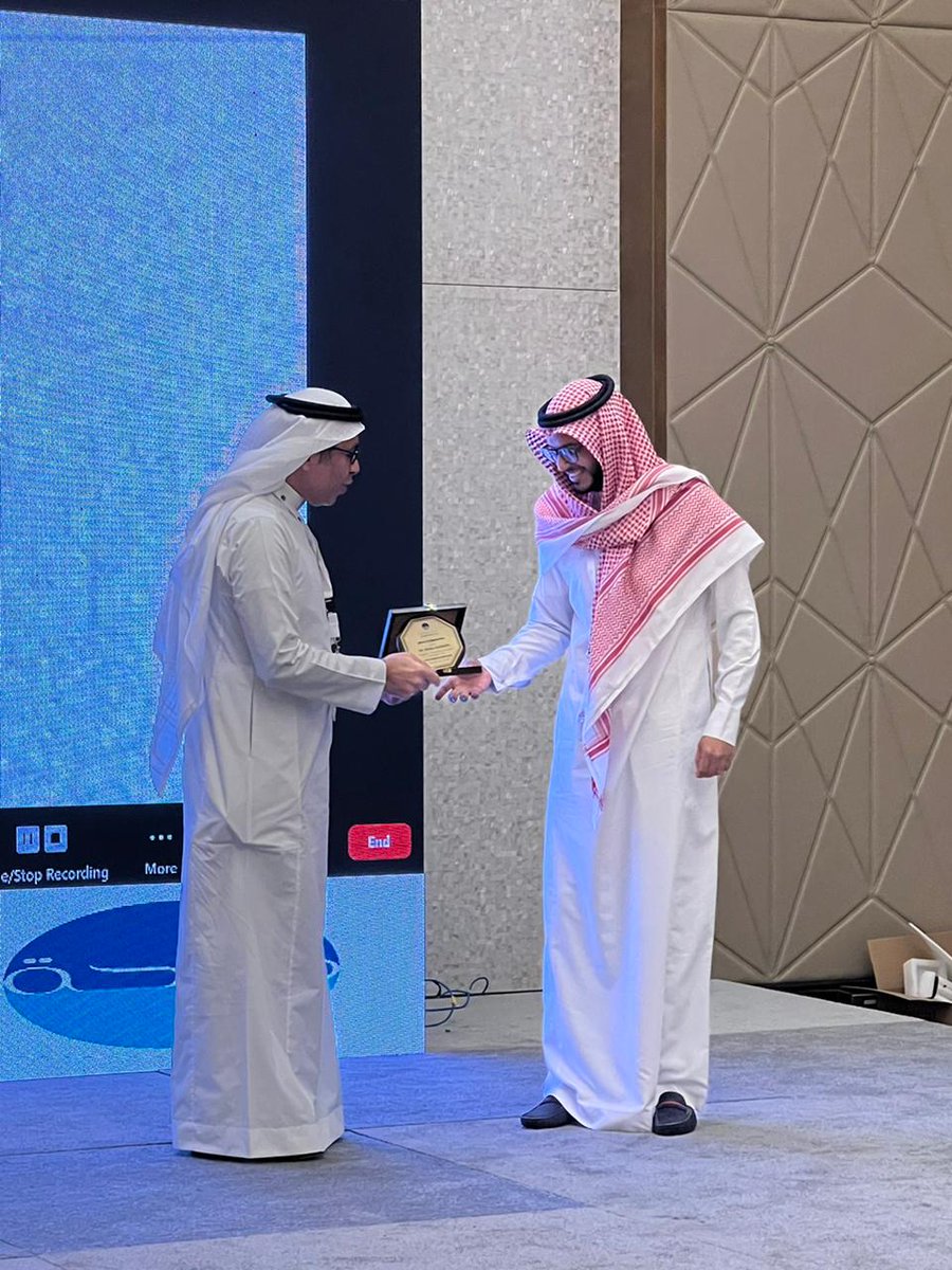 plastcare's tweet photo. أثناء تكريم الدكتور فيصل الفقيه من محاضرة أمس في جراحة اليد
يتسلمها من دكتور عمرو أركوبي استشاري جراحة التجميل
وعضو مجلس إدارة الجمعية
@AlFaqeehF 
@aarkoubi 
للتسجيل في عضوية الجمعية :
https://t.co/Qrd2T68yp7 https://t.co/zpl4EHIIBo