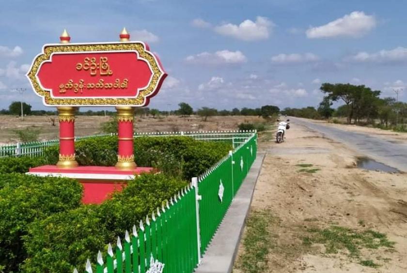 miN13700's tweet photo. More than 80 junta troops stormed Kyun Lae village in Sagaing's #Khin_U tsp on morning of Mar 6, burning down civilians' houses and destroying the village school. It is not yet known exactly how many houses were set on fire by the troops.

#2022Mar6Coup
#WhatsHappeningInMyanmar https://t.co/IqRD1YytAN