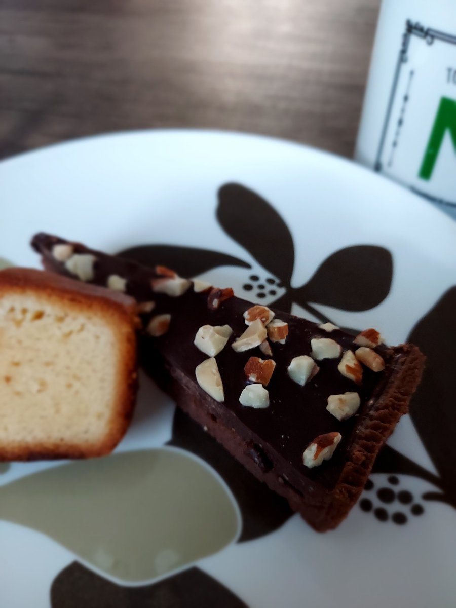 onlyamiracle's tweet photo. 今から贅沢なお茶タイム。
この頂き物のチョコタルトは生ケーキじゃいんです。美しい…美味しそう…😍ありがたく頂きます☕ https://t.co/NpIbV2JQ2h